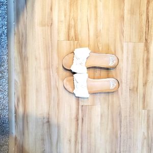 Pre-owned white flat shoes